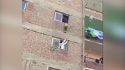 لحظه نجات کودک خردسال از طبقه سوم ساختمان توسط دو جوان فداکار / فیلم