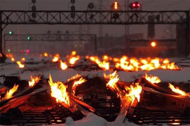 ریل راه‌آهن شیکاگو  در میان شعله های آتش هنگام بارش برف! / فیلم