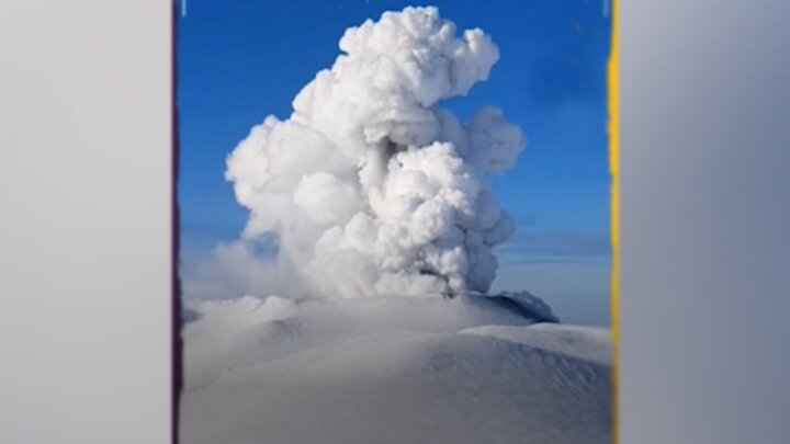 تصاویری تماشایی از فوران آتشفشان از زیر برف! / فیلم