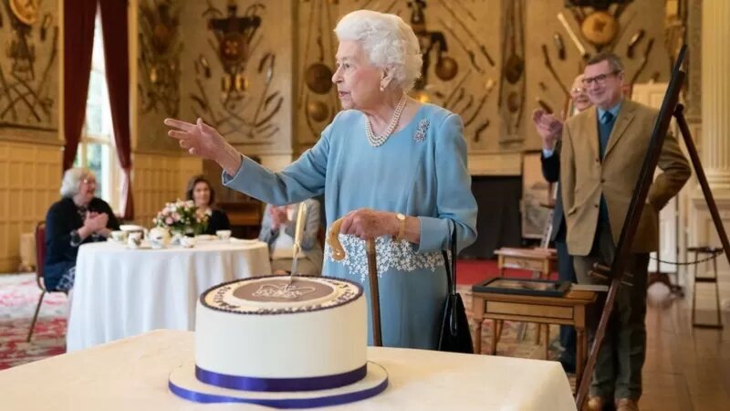 مقایسه کیک ملکه انگلیس با کیک بهنوش بختیاری