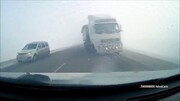 فرار لحظه آخری راننده از تصادف با کامیون در هوای مه آلود / فیلم