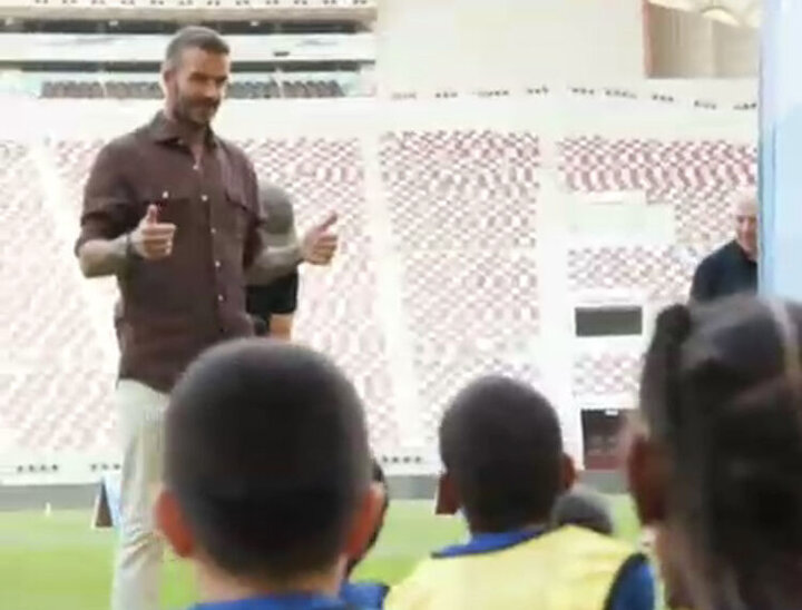 فوتبال بازی کردن دیوید بکام با کودکان قطری / فیلم