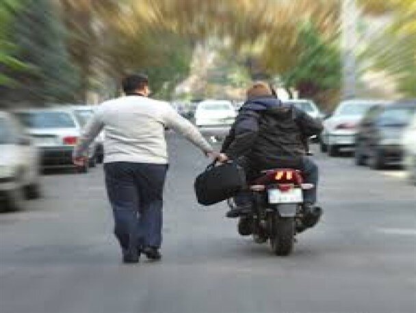 دستگیری زن قمه کش و شوهر کیف قاپ در تهران / طعمه‌ها اغلب خانم‌ها بودند