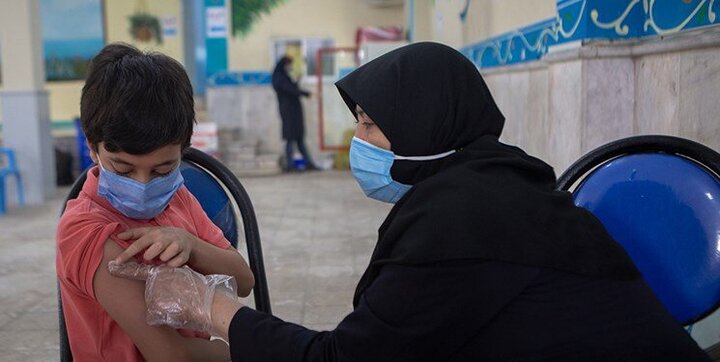 تزریق واکسن کرونا به نوه ۸ ساله وزیر بهداشت / عکس
