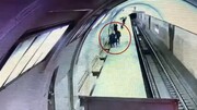 لحظه سرقت موبایل پیرزن در مترو / فیلم