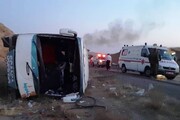 اتوبوس مسافربری در یزد واژگون شد / ۱۹ نفر مصدوم شدند
