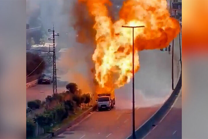 لحظه انفجار کامیون حامل مواد سوختی در لبنان / فیلم