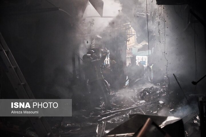 آتش‌سوزی گسترده در بازار بزرگ تهران / تصاویر
