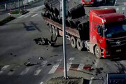 تصاویر دلخراش از واژگونی کامیون حامل آجر بر روی سر دو موتورسوار / فیلم