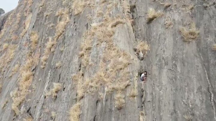 لحظه نجات کوهنورد گرفتار در میان تپه شیب دار پس از ۲ روز! / فیلم