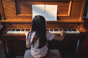ویدیو تماشایی از پیانو نواختن دختربچه هفت ساله‌ نابینا