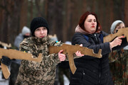 تمرین دختران اوکراینی در برابر حمله احتمالی روسیه / فیلم