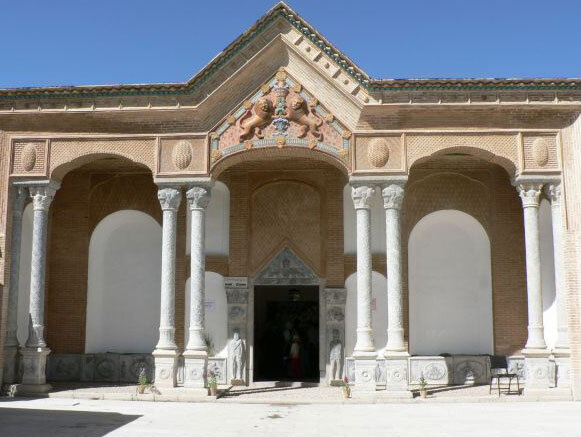 با سفر به قلعه چالشتر شاهد تلفیق معماری اروپایی و هنر حجاری ایران باشید