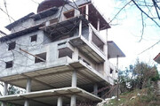 ساخت عجیب ساختمان پنج طبقه در حاشیه رودخانه نسارود / فیلم