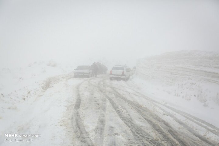 برف و کولاک در جاده‌های زنجان / از سفرهای غیرضروری خودداری کنید 
