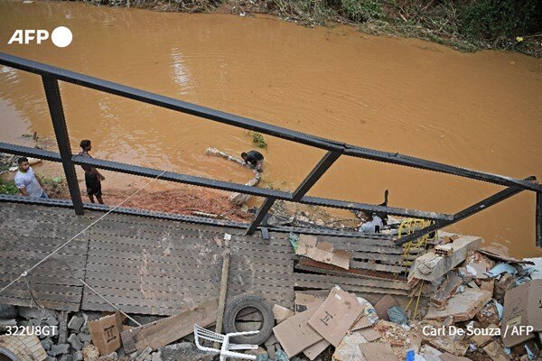 تصاویر دردناک از وقوع سیل وحشتناک در برزیل | افزایش آمار قربانیان فاجعه بارندگی به ۹۴ نفر / عکس 