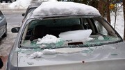 لحظه سقوط یخ روی ماشین | فرار معجزه آسای زن جوان از مرگ / فیلم