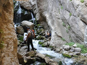 آشنایی با تنگ رود قر آبشاری در دل صخره