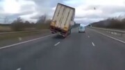 ویدیو هولناک از لحظه واژگونی وحشتناک کامیون بر اثر وزش باد