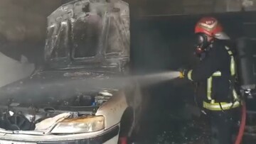 لحظه مهار آتش سوزی گسترده تعمیرگاه خودرو در کاشان / فیلم