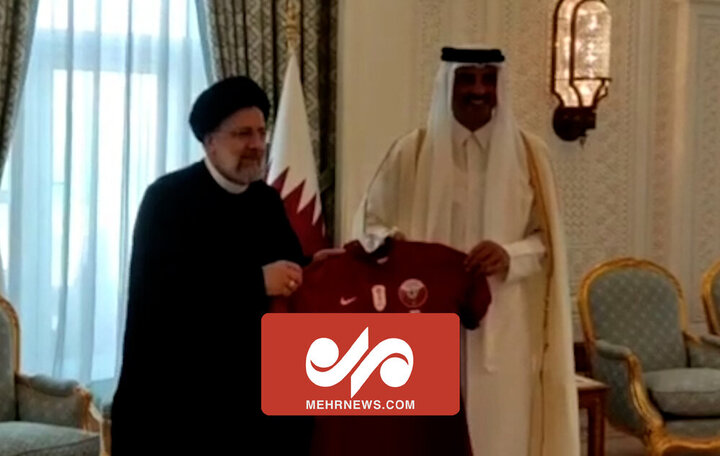 امیر قطر پیراهم تیم ملی قطر را به رئیسی تقدیم کرد / فیلم