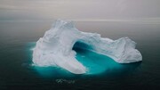 تصاویری از قدم زدن گردشگران زیر اقیانوس یخ زده / فیلم