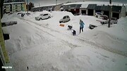 نجات معجزه آسای کودک خردسال از دفن شدن زیر برف توسط مادرش / فیلم