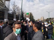 تجمع در مقابل مجلس در اعتراض به افزایش حقوق ۱۴۰۱ / عکس