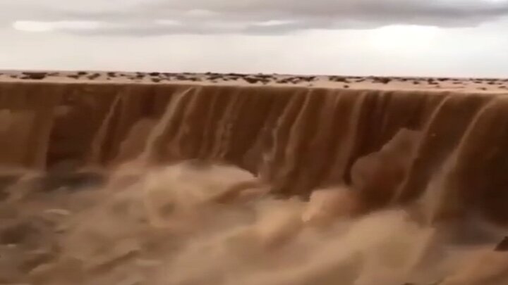 ویدیو تماشایی از آبشار شن در عربستان