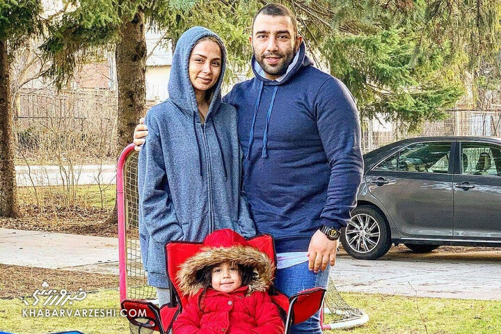 ورزشکار فقید ایرانی در کنار همسر و دخترش / عکس