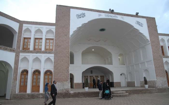 شوکتیه، مدرسه‌ای به سبک معماری کویری ایرانی 