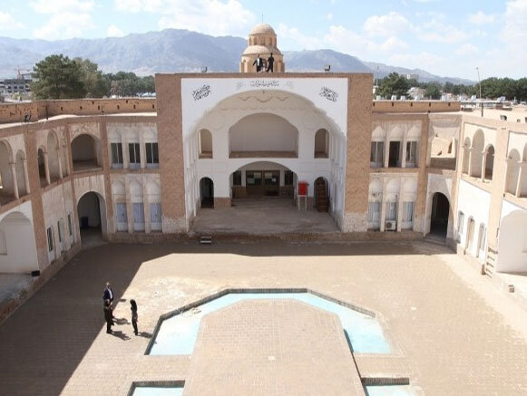 شوکتیه مدرسه‌ای به سبک معماری کویری ایرانی 