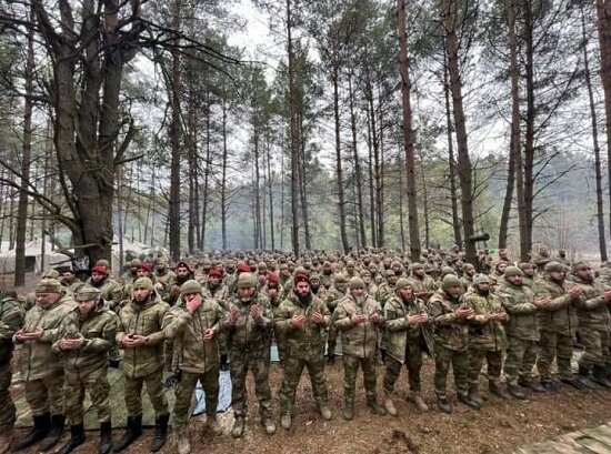 نیروهای ارتش روسیه به اقامه نماز برخاستند / عکس