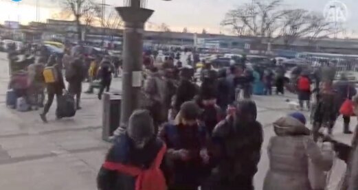 هجوم هزاران اوکراینی به ایستگاه قطار با نزدیک شدن روس‌ها / فیلم