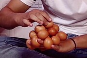 ثبت رکورد جالب مرد عراقی در گینس / حفظ تعادل ۱۸ تخم مرغ با یک دست! + عکس