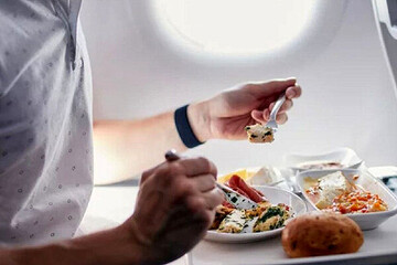 این غذاها را قبل از پرواز هرگز نخورید!