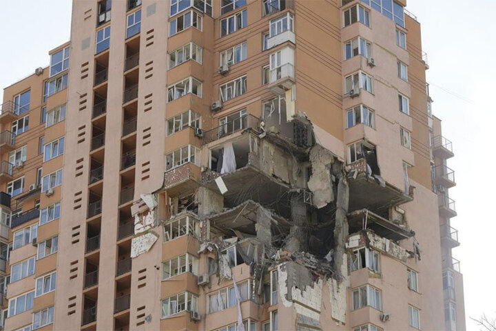 موشک خودی پدافند اوکراین به یک برج مسکونی در کی‌یف اصابت کرد / فیلم