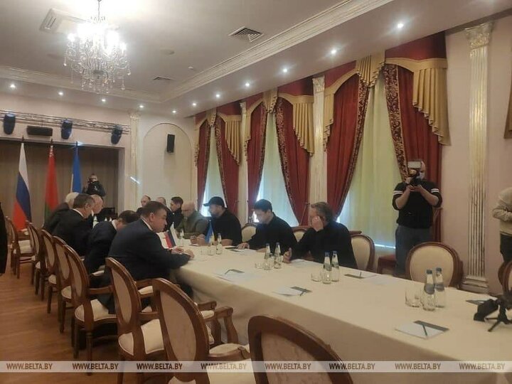اولین تصویر از جلسه مذاکره هیات‌های روسیه و اوکراین