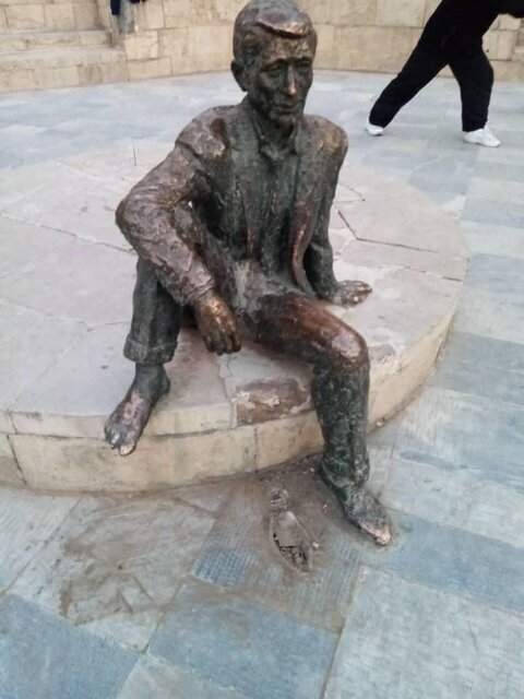 به سرقت رفتن کفش مجسمه پرویز تناولی در پارک شفق تهران 