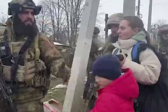 نظامیان چچنی به غیرنظامیان اوکراینی کمک می‌کنند / فیلم