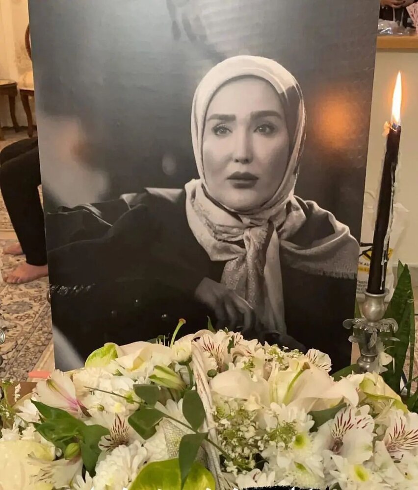 قاب عکس یادبود زهره فکورصبور در منزلش / عکس