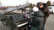 پیانو نوازی برای پناهجویان اوکراینی + ویدئو