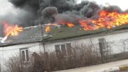 آتش گرفتن خانه یک اوکراینی در حمله روسیه و گریه‌های دلخراش صاحبخانه / فیلم