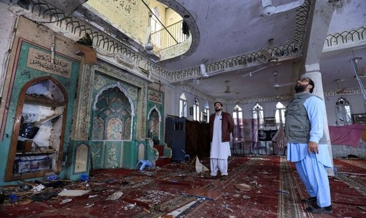 لحظه ورود تروریست‌ها به مسجد شیعیان در پیشاور پاکستان / فیلم