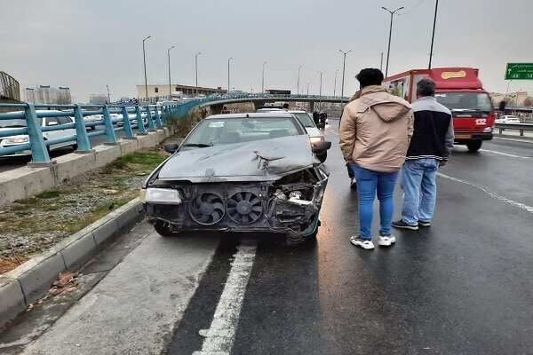 تصادف زنجیره‌ای ٢٠ خودرو در اتوبان حکیم شرق در تهران / عکس و فیلم