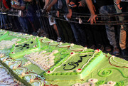 پخت و توزیع کیک ۵۰ متری، میدان نقش‌جهان به مناسبت میلاد امام حسین (ع) / فیلم
