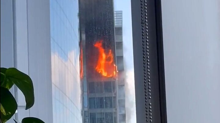 صحنه آتش سوزی یک ساختمان بلند در شرق لندن / فیلم