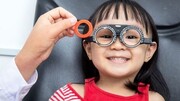 خوشحالی جالب کودکان پس از بینایی هنگام استفاده از عینک / فیلم