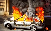 ماجرای آتش‌سوزی عمدی ۷ خودرو در ستارخان چه بود؟ / فیلم