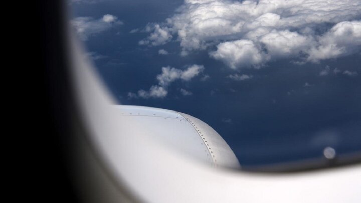 پرواز یک شی ناشناس نزدیک هواپیمای مسافربری در آسمان / فیلم